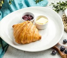 Круассан с маслом и вареньем