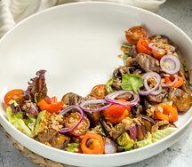 Салат гриль с говядиной и овощами