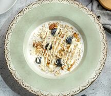 Зерновая овсянка на сливках с орехами