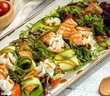 Салат с форелью крем-чизом и чукой