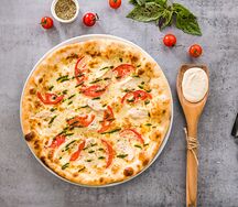 Пицца с курицей и соусом песто