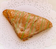 Слойка с яблоком