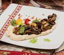 Микс из жареных грибов на сливочной подушке