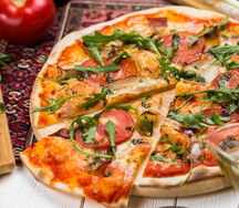 Лепешка с беконом и томатом