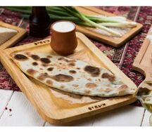 Лепешка с зеленью и мацуном