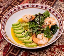 Салат с креветками и соусом манго