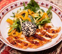 Салат с угрем и печеным перцем