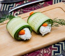 Рулет из огурца с сырной начинкой