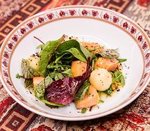 Салат с лососем слабой соли и грушей