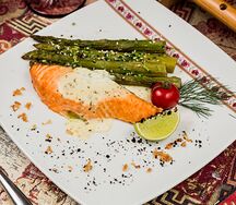 Филе лосося запечённого со спаржей на подушке из овощного пюре