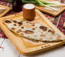 Лепешка с сыром, зеленью и мацони