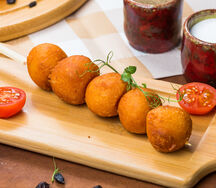 Сырные шарики с соусом ранч