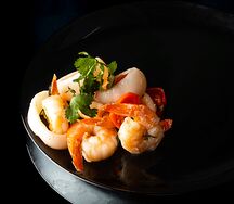 Кальмар и креветка в винном соусе