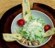 Салат Цезарь с курицей