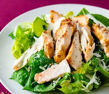 Салат Цезарь с куриной грудкой