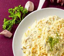 Салат сырно-чесночный