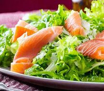 Салат Цезарь с красной рыбой