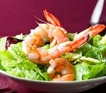 Салат Цезарь с тигровыми креветками