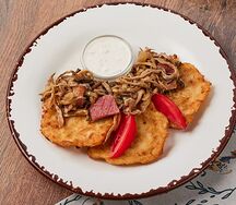 Картофельные деруны с беконом и вешенками