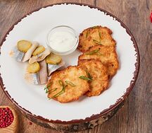 Драники с сельдью и маринованным огурцом