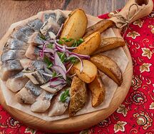 Сельдь малосольная с печкным картофелем