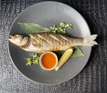 Сибас, запеченный с овощами