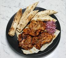 Шашлык из куриного бедра барбекю на углях