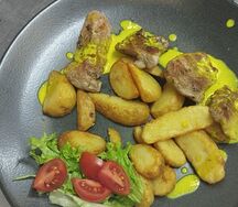 Медальоны свиные с картофельным пюре и грибным соусом 