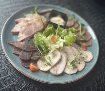 Плато с мясными деликатесами