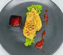Стейк из куриного филе с соусом sweet chili