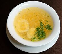 Куриный бульон с яйцом