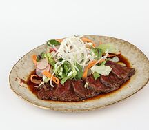 Салат с говядиной татаки