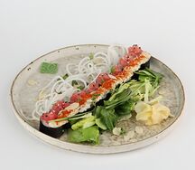 Ролл с тунцом, манго и трюфельным соусом