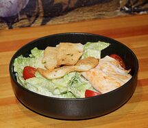 Салат Цезарь с курицей