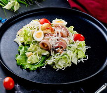 Салат Цезарь с куриной грудкой в беконе