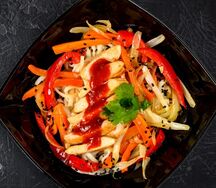 Wok с курицей в остром соусе