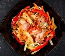 Wok с курицей и беконом в соусе свит чили