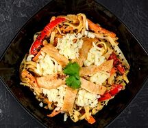 Wok с курицей и сыром в соусе терияки