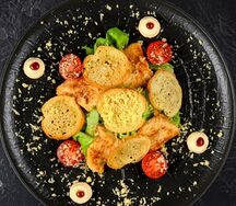 Салат Цезарь с курицей