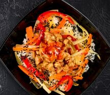 Тяхан с курицей в соусе свит чили