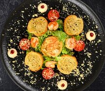 Салат Цезарь с креветками