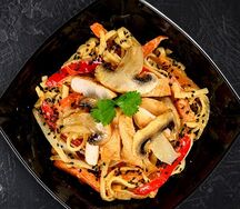 Wok с курицей и грибами в сливочном соусе