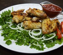 Куриные крылья с лавашем