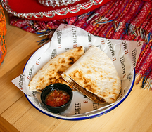 Кесадилья с томленой говядиной