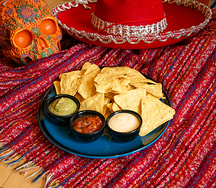 Начос с тремя соусами