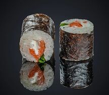Ролл с копченым лососем