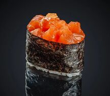 Гункан с лососем