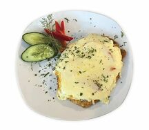 Отбивная с помидорами