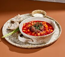 Борщ с говяжьими щечками, бородинским хлебом и намазкой