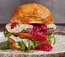 Бургер с запечённым камамбером, малиной и рукколой